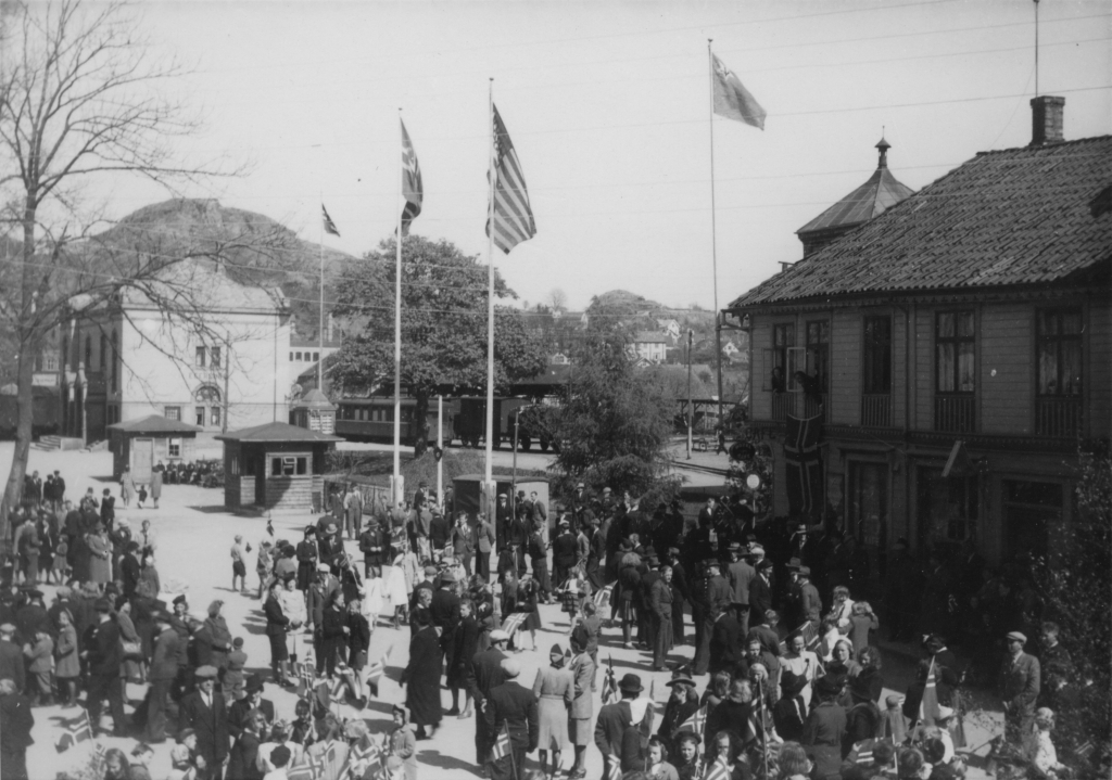 Allierte flagg heist på Torget, 8. mai 1945.