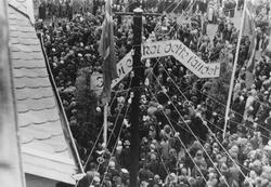Folkemengden på Torget lytter til talene, 17. mai 1945.