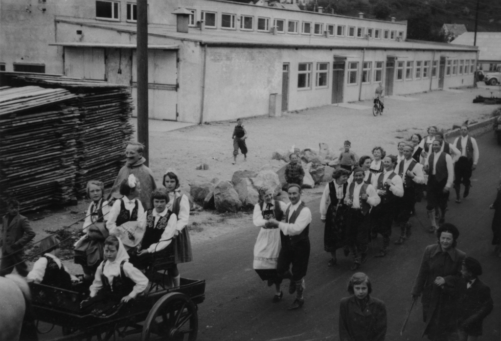 Opptog på vei til Museumsvollen, 29. juli 1951. Turnforeningens folkedanstropp.