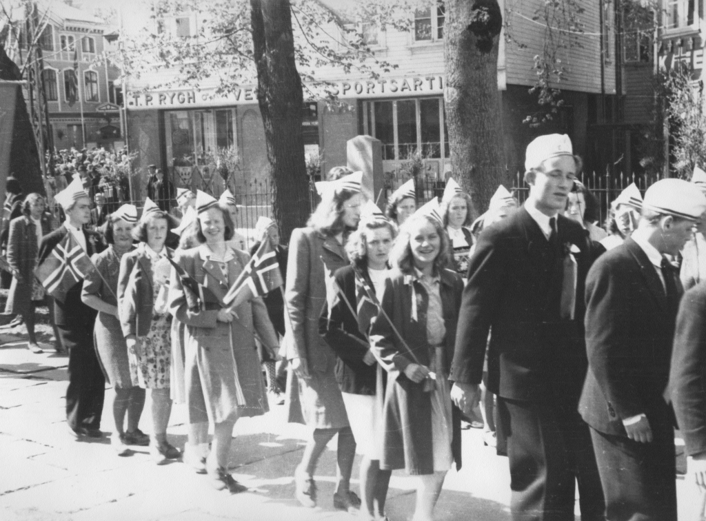Middelskolen går inn i kirken, 17. mai 1947.