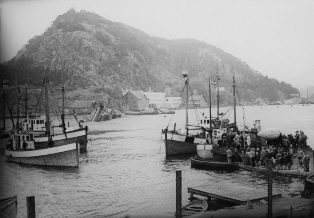 Skøytene kommer fra Shetland, 14. mai 1945.