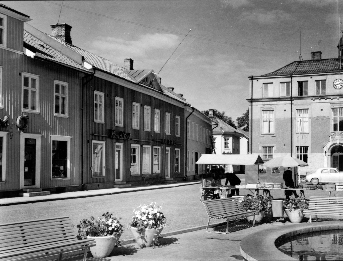 Stora torget, mot sydväst och Rådhuset. Från NM:s byggnadsinventering 1957.