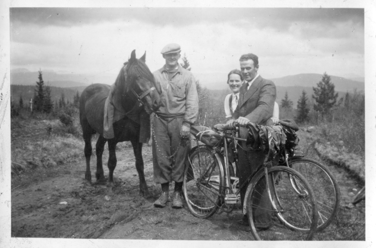 Mann med hest møter syklister.