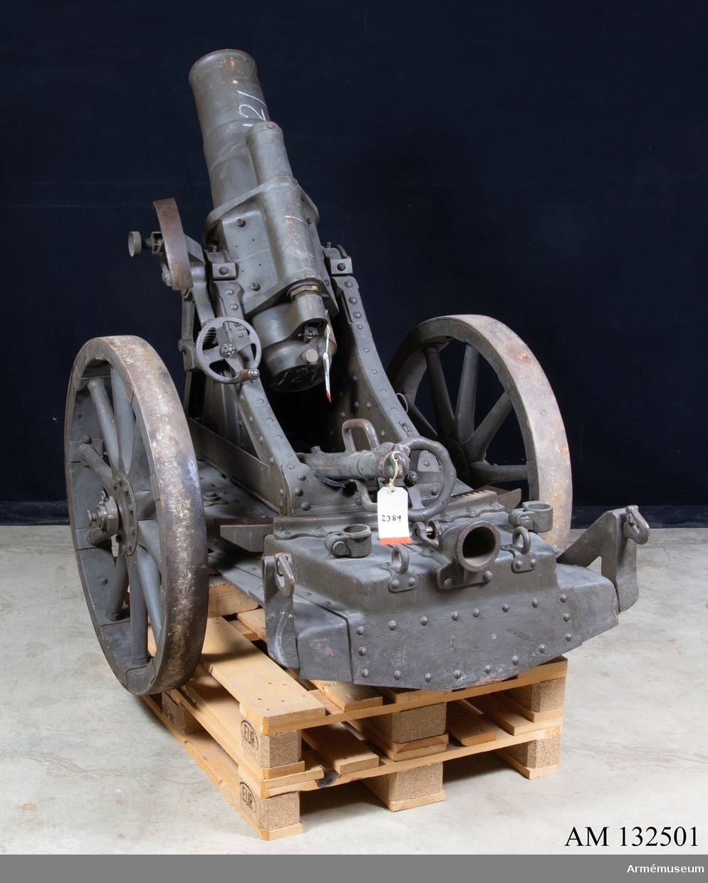 Märkt "SMF nr 3023 1918".
Tysk så kallad "17 cm mittlerer Minenwerfer" (17 cm mMW). Detta exemplar har ett långt eldrör vilket visar att det är en nyare modell kallad n/A (neue Art).