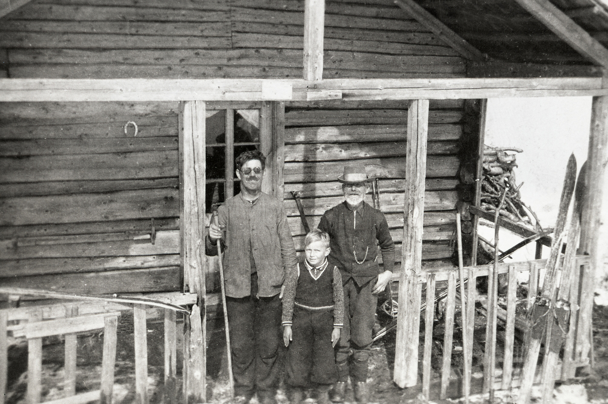 Frå Daae-hytta på Hollane 1938, tre generasjonar.  Frå v: Nils Sigurdsson Folkestad, Halvor Nilsson Folkestad og Sigurd Kultan.