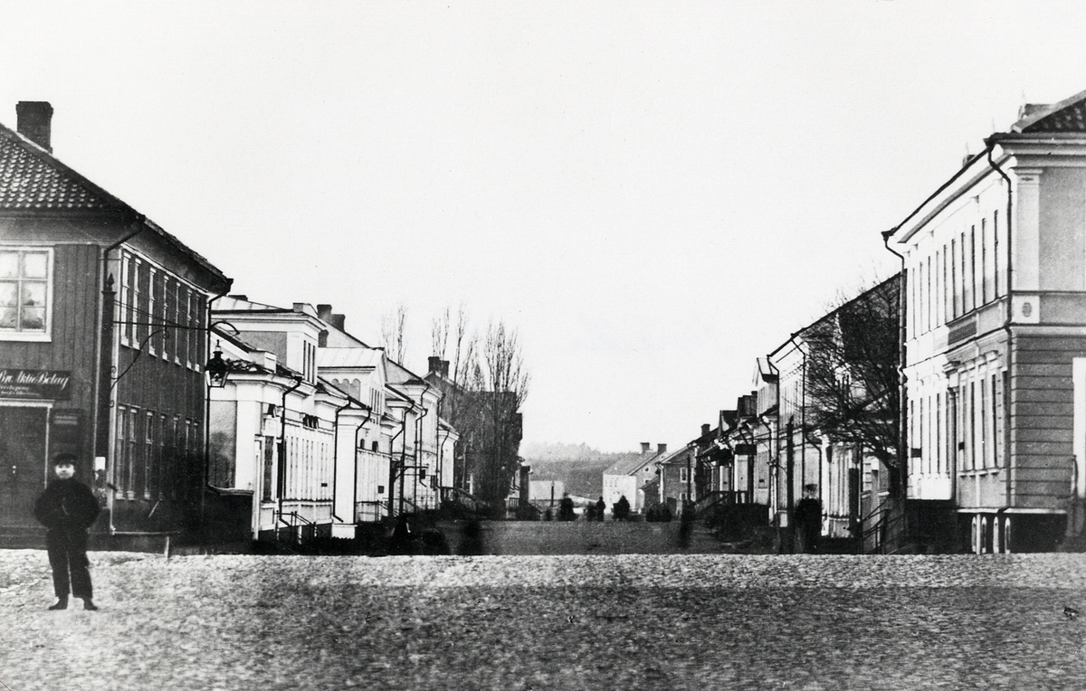 Storgatan från stortorget och Kungsgatan, Växjö ca 1880, mot väster. Till vänster kvarteret Unaman och till 
höger kvarteret Sunaman med Wittlockska fastigheten närmast.