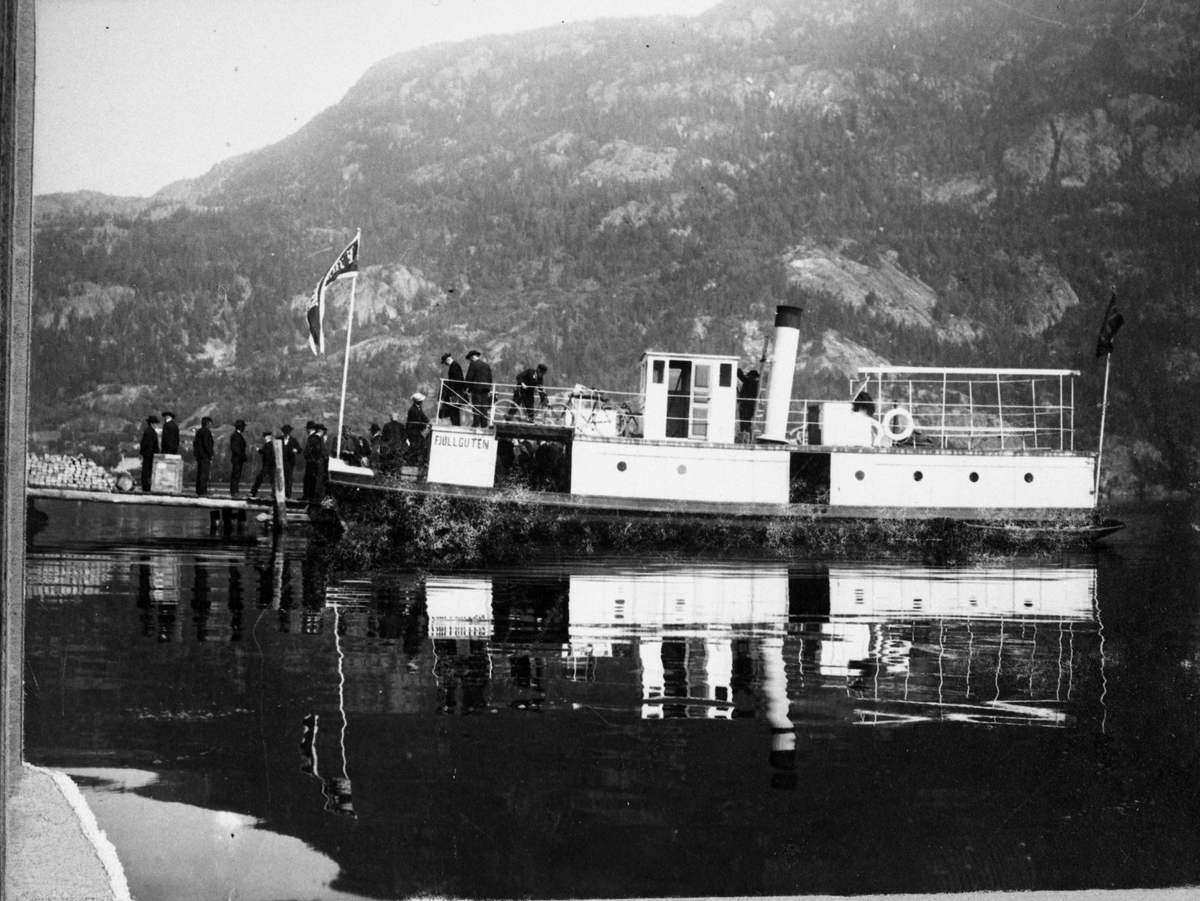Fotosamling etter Øystein O. Kaasa. (1877-1923). Motiv med båt "Fjøllguten" og reisende. Antatt avfotografering.