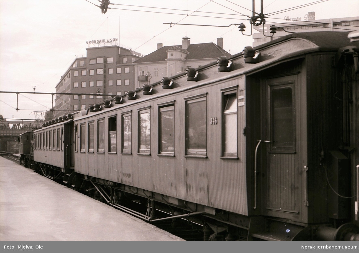 Personvogn litra Bo2b type 2 nr. 346 på Oslo Vestbanestasjon