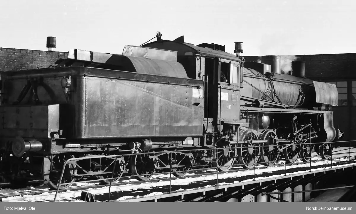 Damplokomotiv type 26c nr. 411 på svingskiven utenfor lokomotivstallen på Hamar