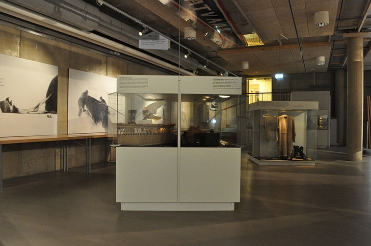 Interiör från dåvarande Andréeutställningen på Grenna Museum.