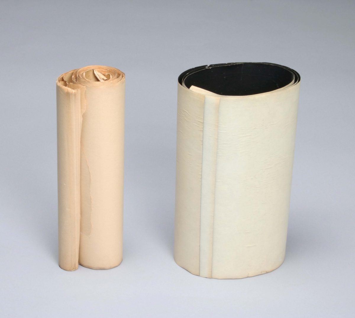 Kontrollhaspel. På en rektangulär ekplatta, monterad en svart, genombruten trumma, som på höger sida, har en kedja med handvev för drivning.
Veven förbinds med en lång, skjutbar, gängad stav, där garnet löper, som rullas upp på trumman. På vänster sida, två vertikala stänger, en för garnrulle. Medföljer, två svarta papperskartor och en bunt beigabruna papperskartor, som fästes runt trumman. Märkt med etikett: N. ZIVY & Co BASEL. Proveniens Verner Frang AB, Borås.

Funktion: För att kontrollera garnets jämnhet

Bolaget "Verner Frang AB" verkade som agent och distributör av industrigarner till den svenska textilindustrin och representerade ett flertal spinnerier i Europa såsom Enka Glanzstoff, Marzotto, Kunert med flera.

I början av 1980-talet såldes bolaget till invenstmentbolaget Parlamentet som sedermera tillsammans med ytterligare fyra textilföretag bildade Percalgruppen och introducerades på börsen.