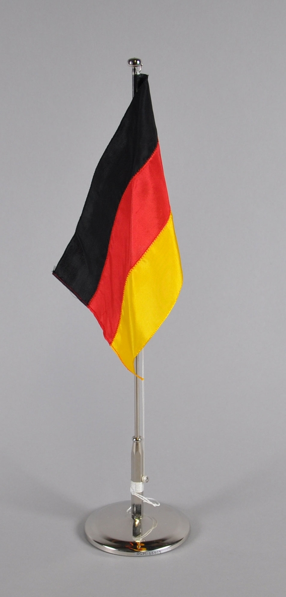Bordflagg fra Tyskland. Tre horisontale striper, svart øverst, rødt i midten og gult nederst.