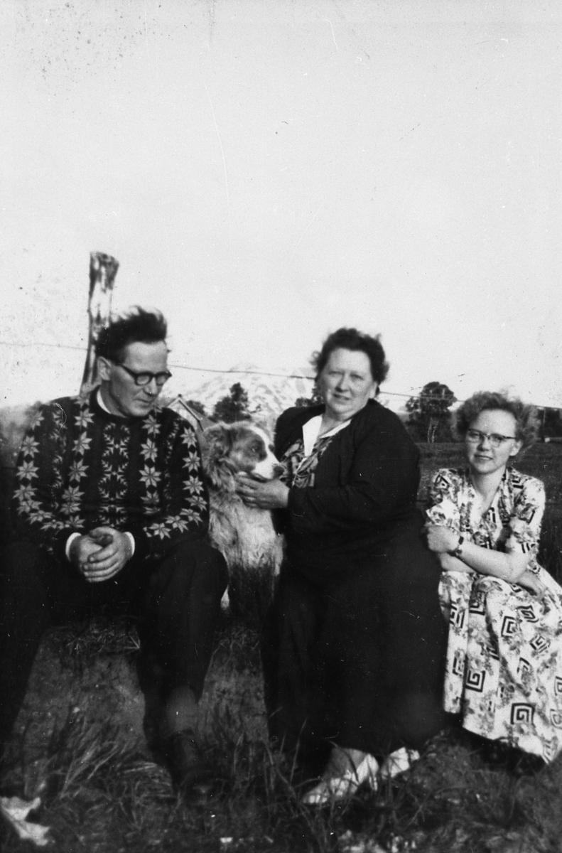 Kristen og Agnes Nygaard sammen med en ukjent jente, Tranøy, Senja