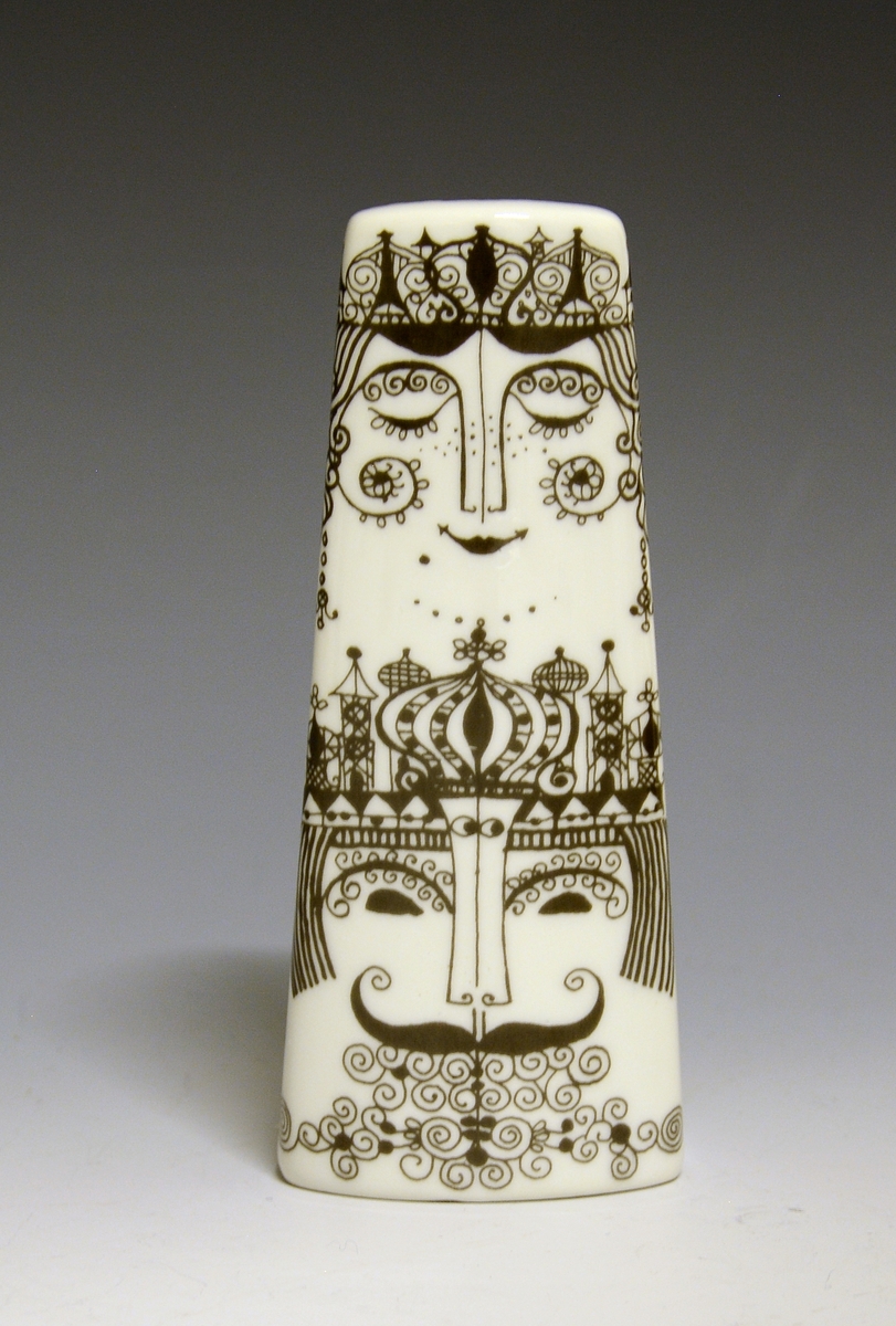 Eddikflaske av porselen med sort stilisert dekor av konge og dronning. Vid mot bunnen og med nebb til å helle av.
Dekor: Monarch