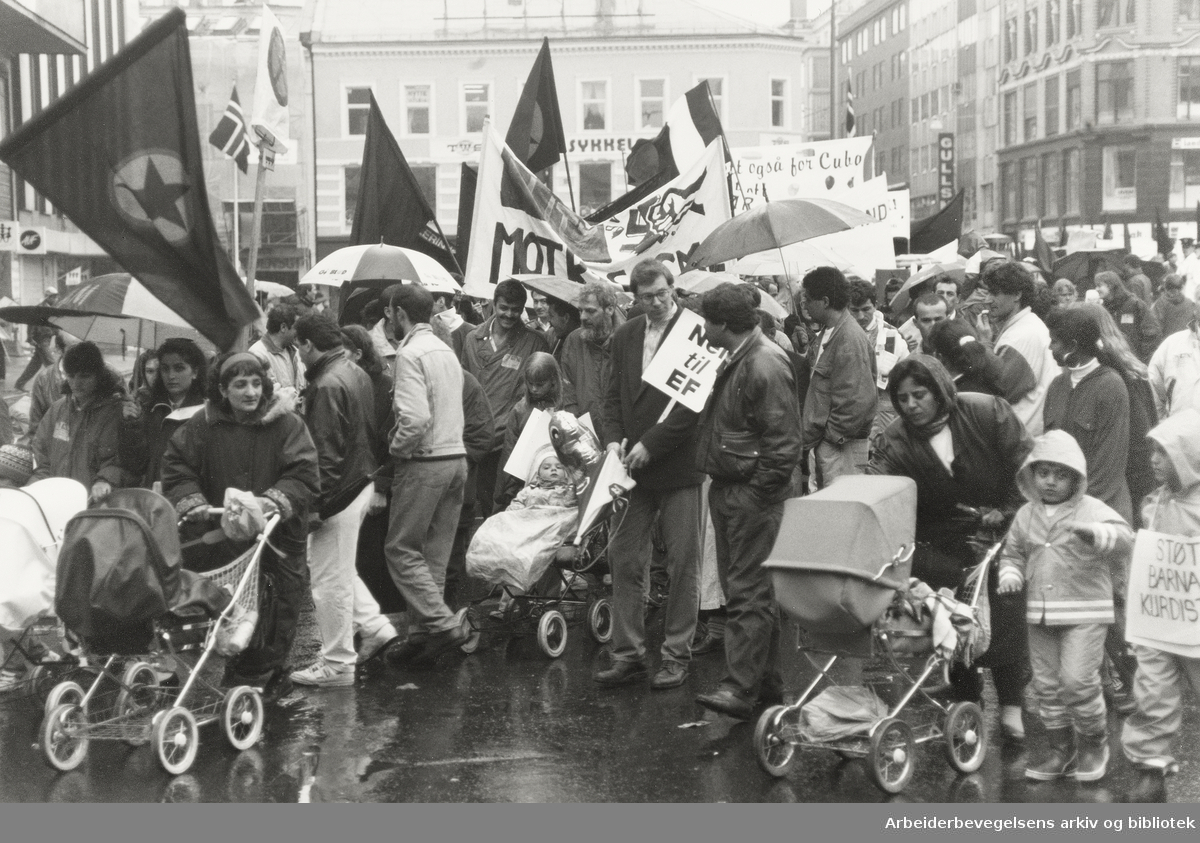 1. mai 1992. Ulike slagord: Mot rasisme, Støtt barnas Kurdistan og Nei til EF