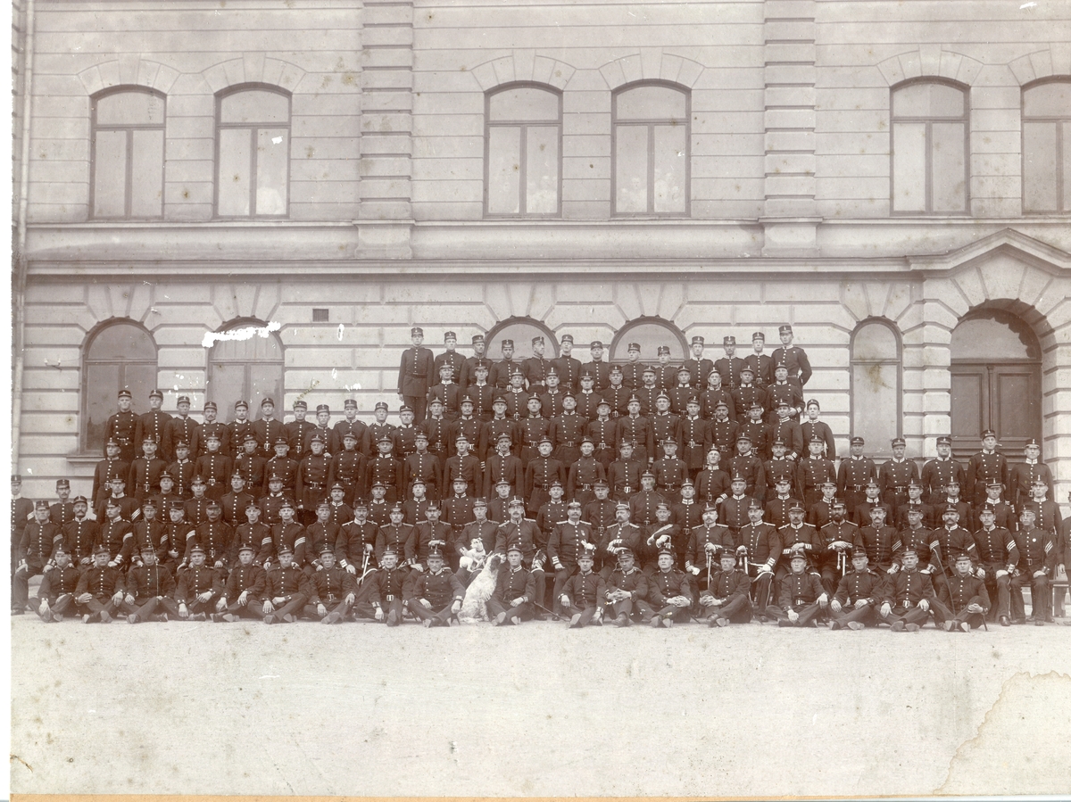 Underofficersskolan i Norrköping. Sent 1800-tal.
Gruppbild på drygt 100 militärer.