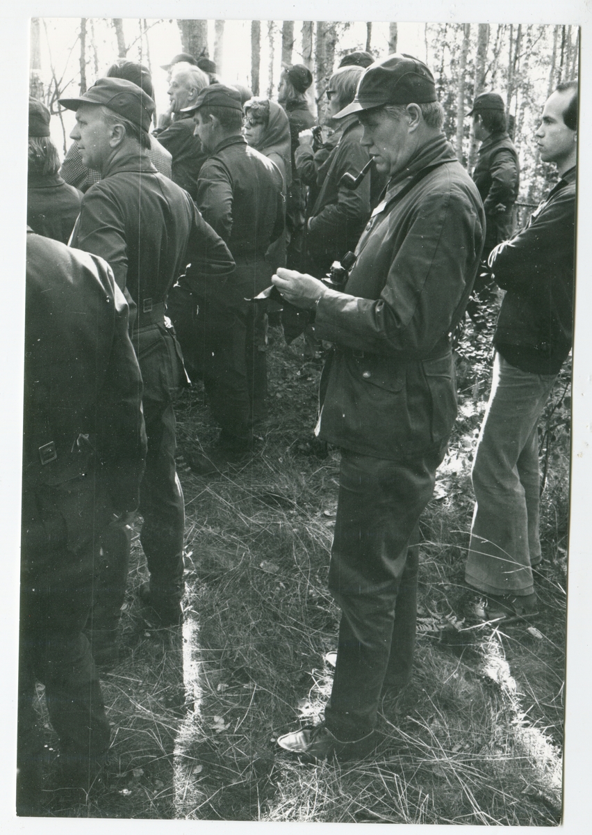 Till vänster 1:a synliga i profil överstelöjtnant Bertil Fredriksson
till höger om honom med pipa major C-J Hamilton.