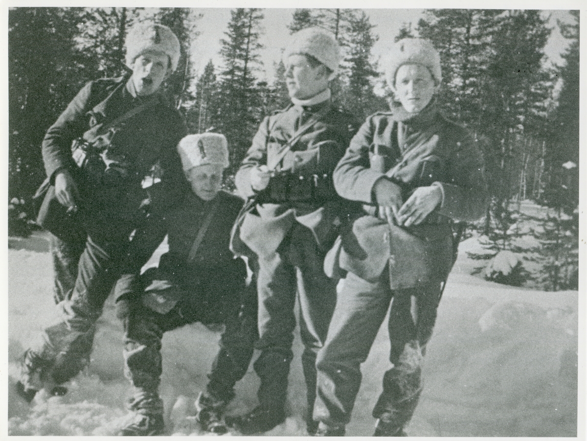 Linköpingsgrabbar med Tjaden Karlsson och
Labben Franzen på flankerna i norrland 1941.
