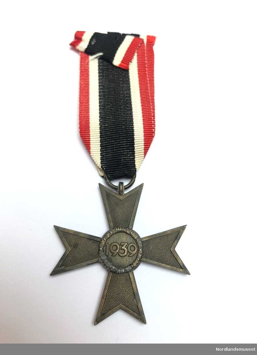 Maltesekors med eikeløvkrans og hakekors på forsiden, med årstall 1939 på baksiden. Medaljen er uten sverd.
