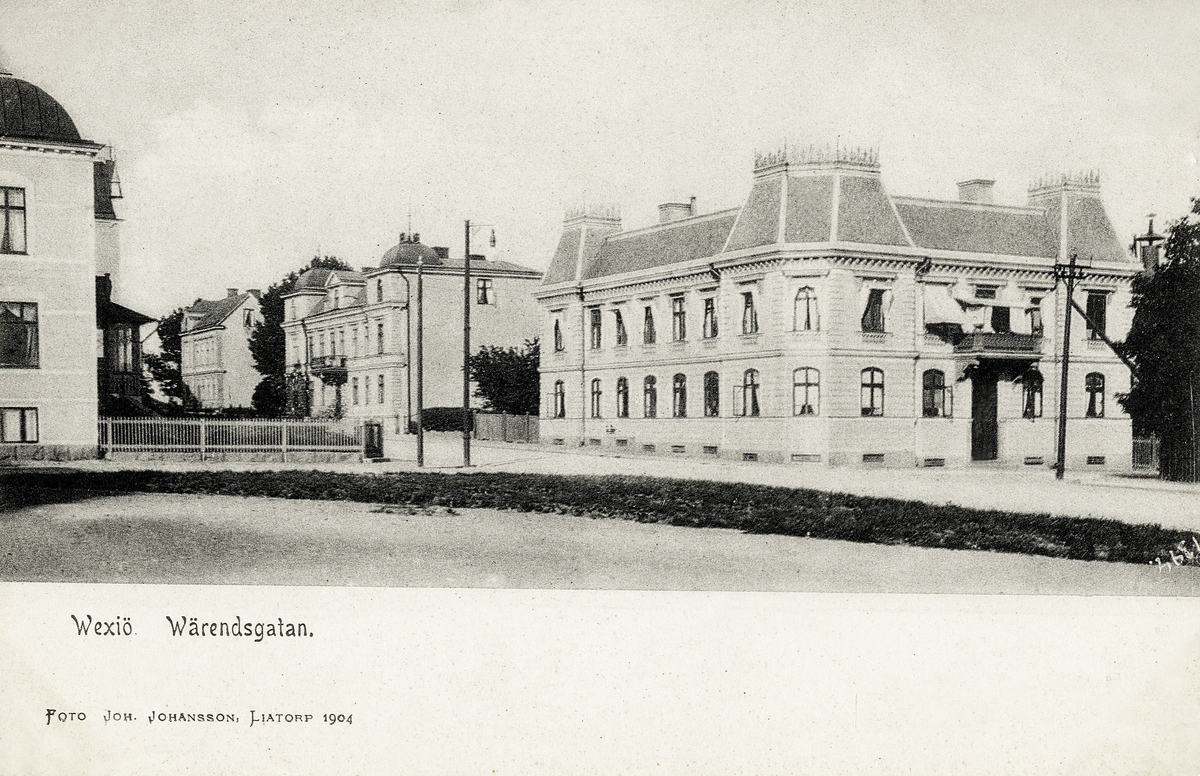 Värendsgatan, Växjö, 1904, från Flickskolans tomt, dvs Trädgårdsgatan. Till vänster skymtar hörnhuset i kvarteret Argus, 
till höger ser man bostadshusen i dåv. kvarteret Wasa 5 och 6.