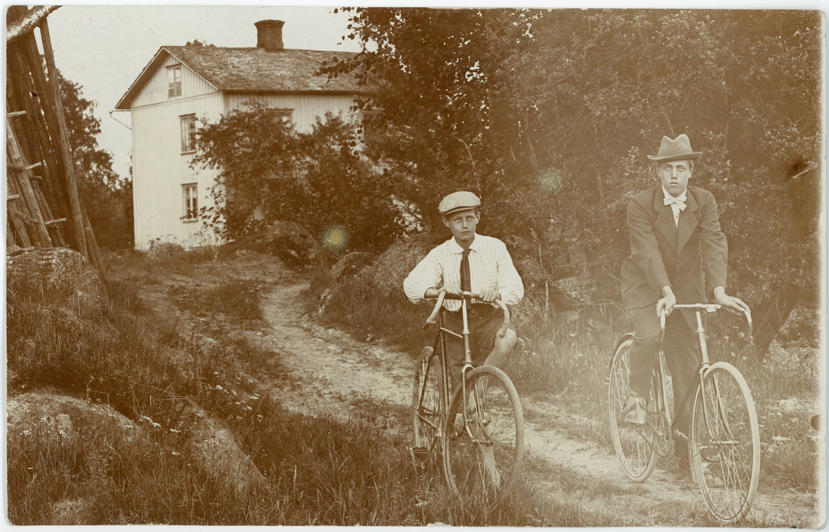 En pojke och en ung man på cykel