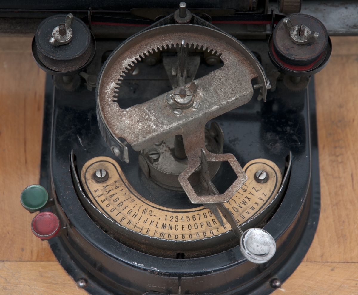 Skrivemaskin fra 1924, Geniatus, maskinen er montert på ei treplate