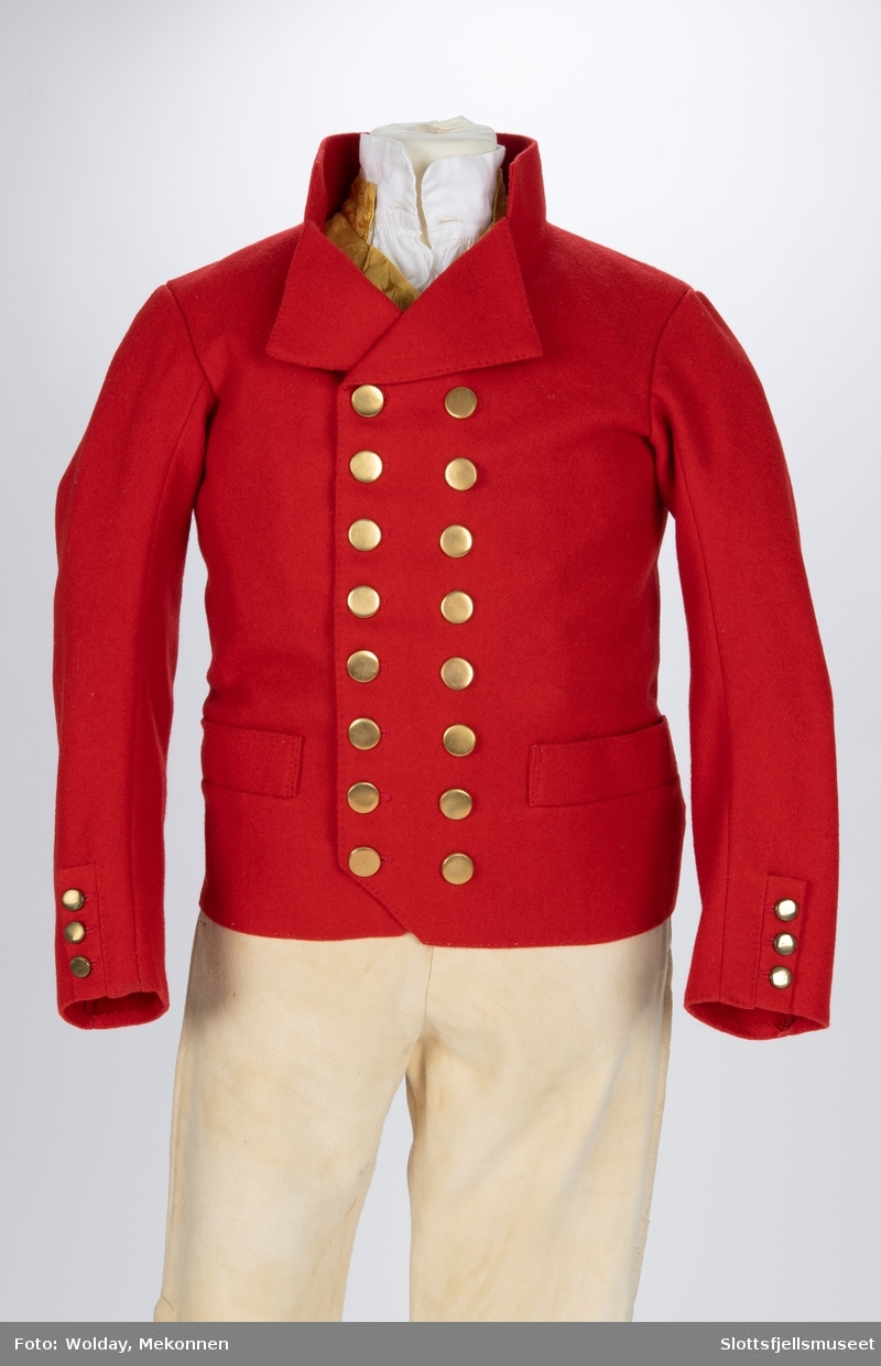 Mannsbunad fra Vestfold, Rød jakke i ull, gul vest, Hvit skjorte og hvit skinnbukse.