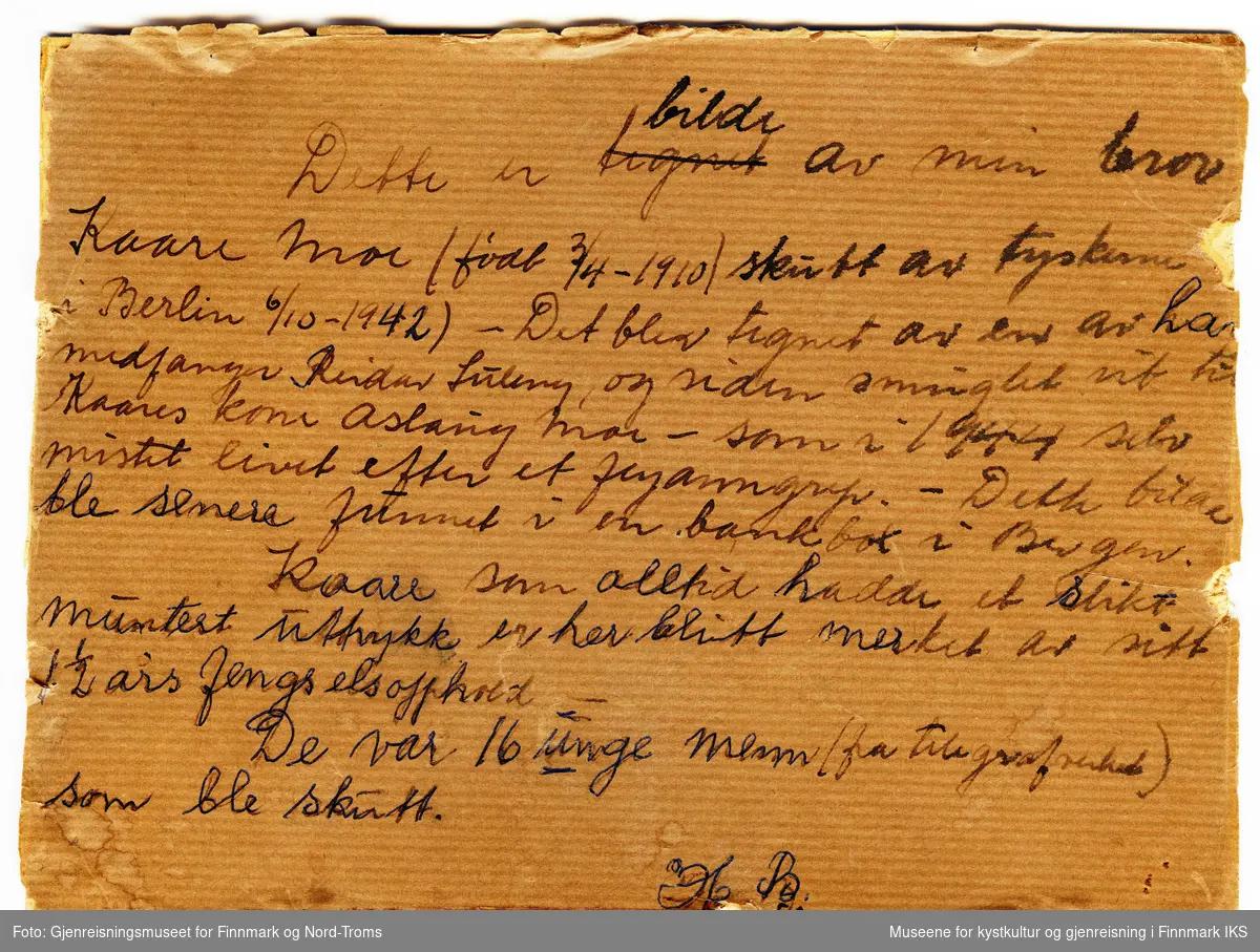 Til tegngninga tilhører en beskjed som er skrevet på brun pakkepapir som er limt på papp. Der står det:
"Dette er bilde av min bror Kaare  (født 3/4-1910) skutt av tyskerne i Berlin 6/10-1942) - Det ble tegnet av en av hans medfanger Reidar Suleng, og siden smuglet ut til Kaares kone Aslaug Moe - som i 1944 (...) mistet livet etter et flyangrep. Dette bilde ble senere funnet i en bankbok i Bergen.
Kaare som alltid hadde et slikt muntert uttrykk er her blitt merket av sitt 1 1/2 års fengselsopphold.
De var 16 unge menn (fra telegrafverket) som ble skutt. H.B.