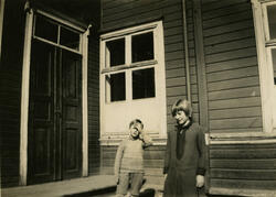 Knut og Lillemor i skolegården 1929