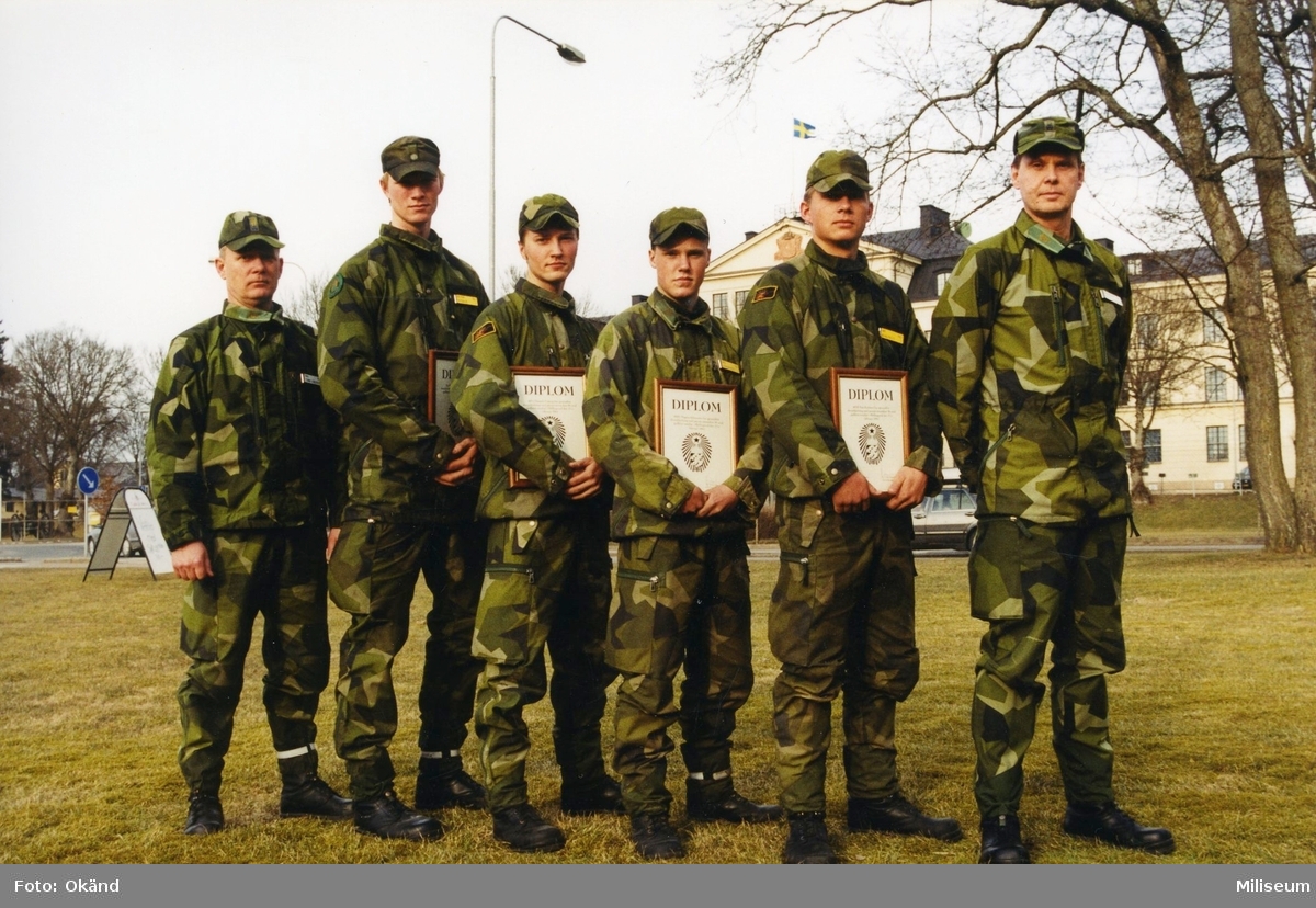 Värnpliktiga soldater som har fått pris för "Bäste kamrat". Först till vänster överstelöjtnant Tommy Karlsson, Ing 2 och sist till höger Bengt Axelsson, chef Ing 2. Ing 2 Kasern i bakgrunden.