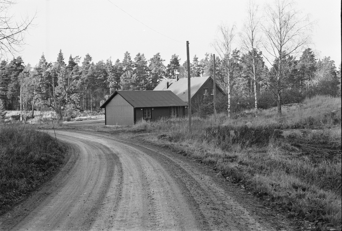Garage och bostadshus, Norrhällby 3:5, Liss-Hällby, Vaksala socken, Uppland 1978