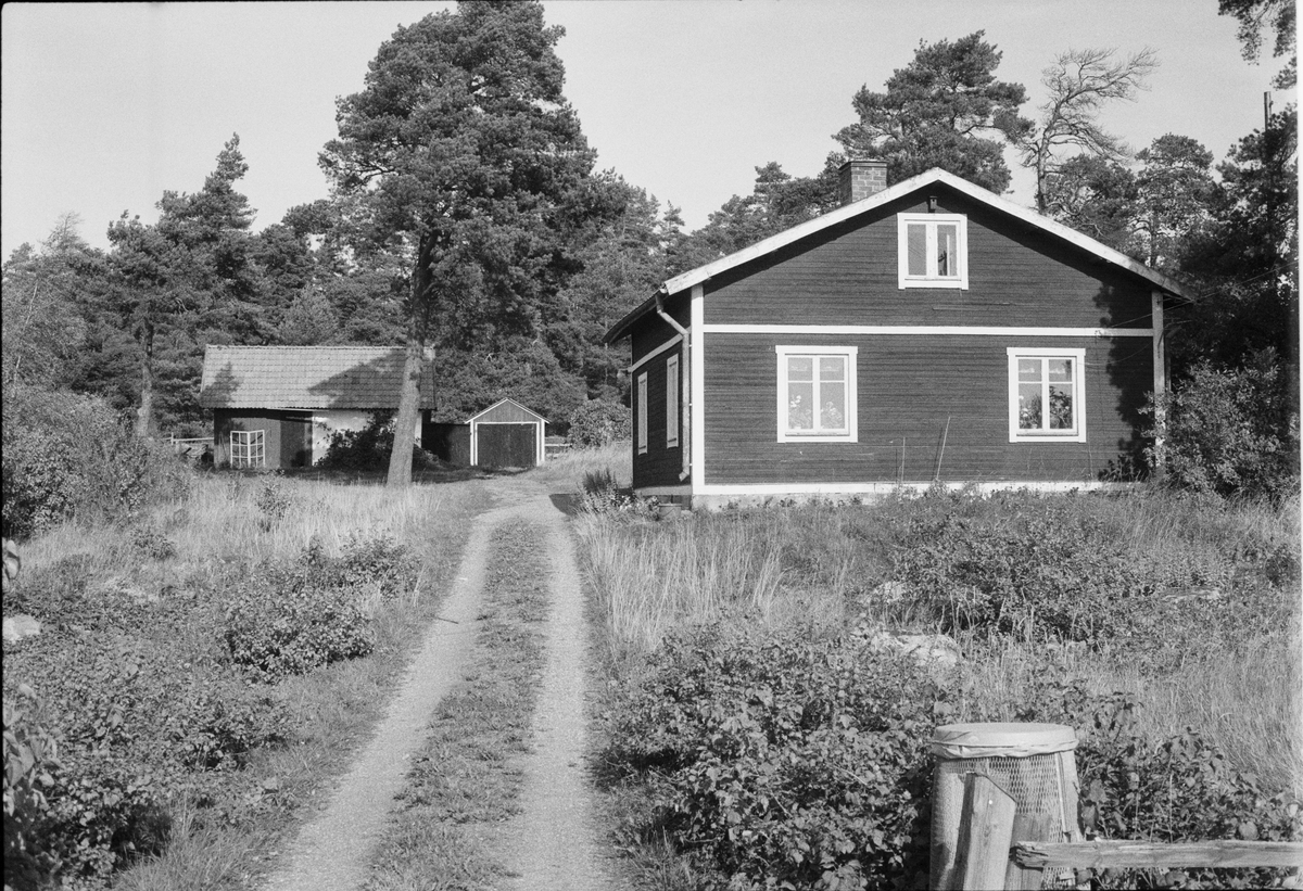 Bostadshus, Trälösa 1:1, Eke säteri, Vaksala socken, Uppland 1982