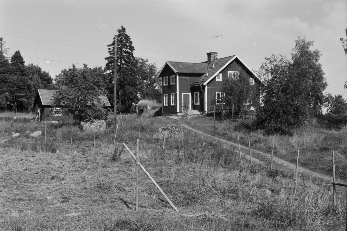 Uthus och bostadshus, Kil 5:1, Stora Kil, Vänge socken, Uppland 1984