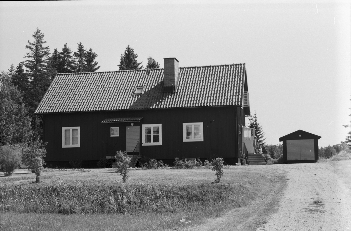 Bostadshus och garage, Ekeby 6:1, Ekeby gård, Vänge socken, Uppland 1975