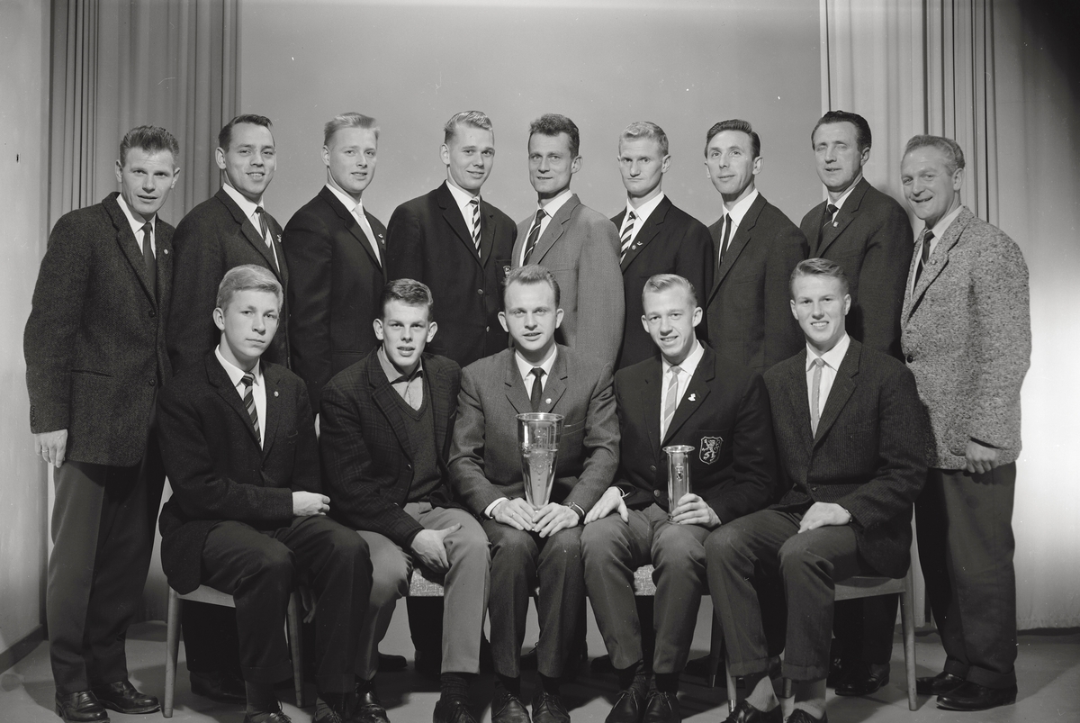Gjøvik/Lyn , spillere og ledere med kongepokal 1962