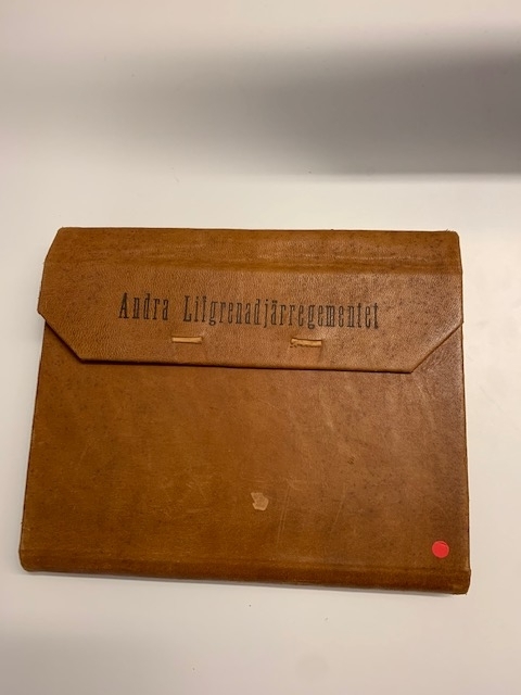 Anteckningsbok / anteckningsblock. Pärm av brunt läder
"Andra Lifgrenadjärregementet" Fylld med årtal, namn och städer