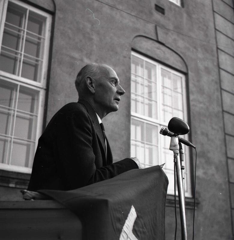 Statsminister Einar Gerhardsen på talerstol. Foto: Arne Rignes. Eier: Randsfjordmuseet (Foto/Photo)