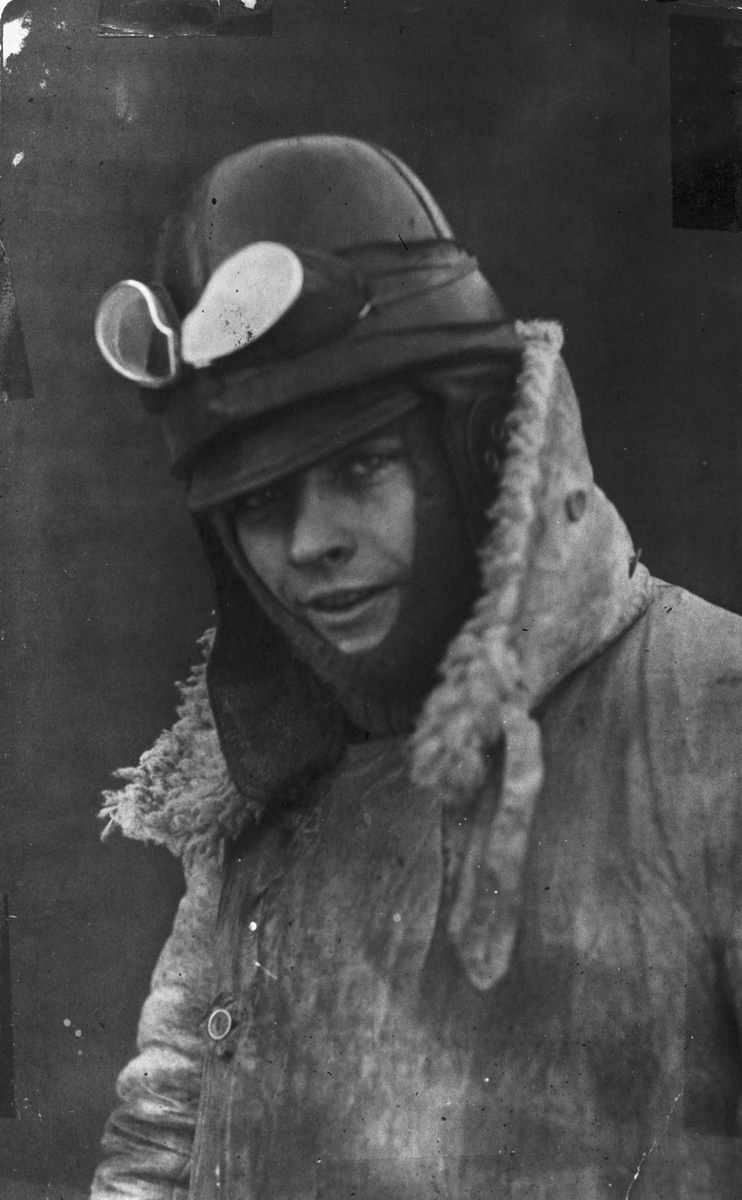 Porträttfotografi av fotograf Oscar Blad i flygarklädsel på Malmen, 1918.