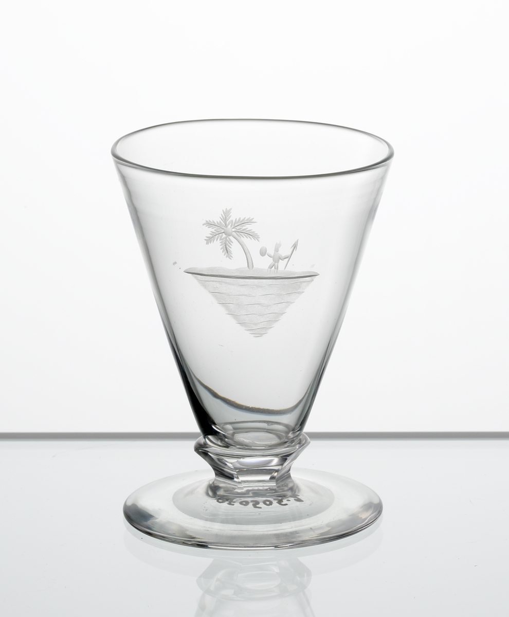 Design: Edward Hald.
Brännvinsglas, konisk kupa med fasettslipad knapp mellan kupa och fot. Graverad söderhavsö på kupan.