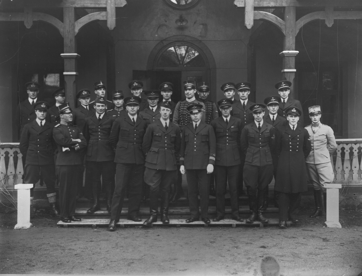Grupporträtt av 24 militärer framför en byggnad, sent 1920-tal. I mitten i främst raden står Nils Söderberg.