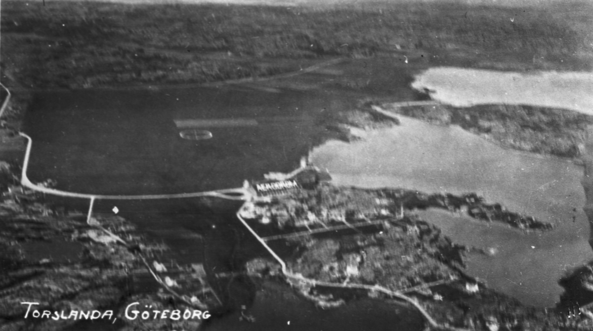 Flygfotografi av Torslanda flygplats, ca 1930.
