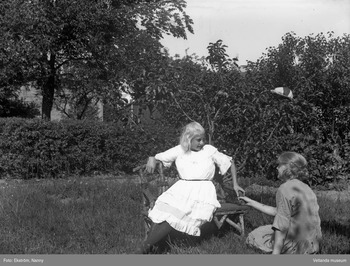 Anna Karin i ljusa kläder tillsammans med en oidentifierad flicka. Anna Karin var dotter till fotografen Nannys syster Amy.
