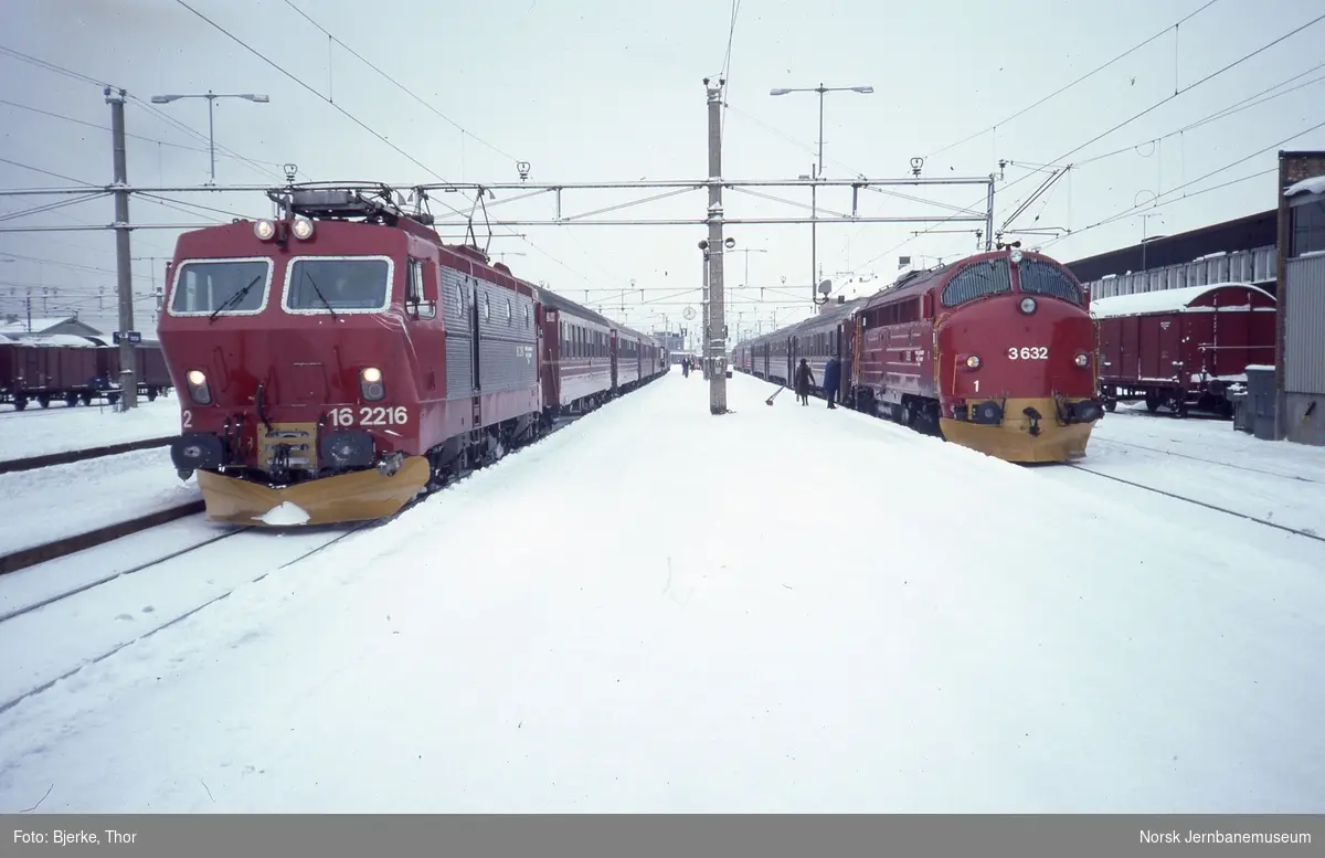 Hamar stasjon med tog 308 Otta-Oslo, trukket av elektrisk lokomotiv El 16 2216. Til høyre tog 301 til Trondheim over Røros, trukket av diesellokomotiv Di 3 632