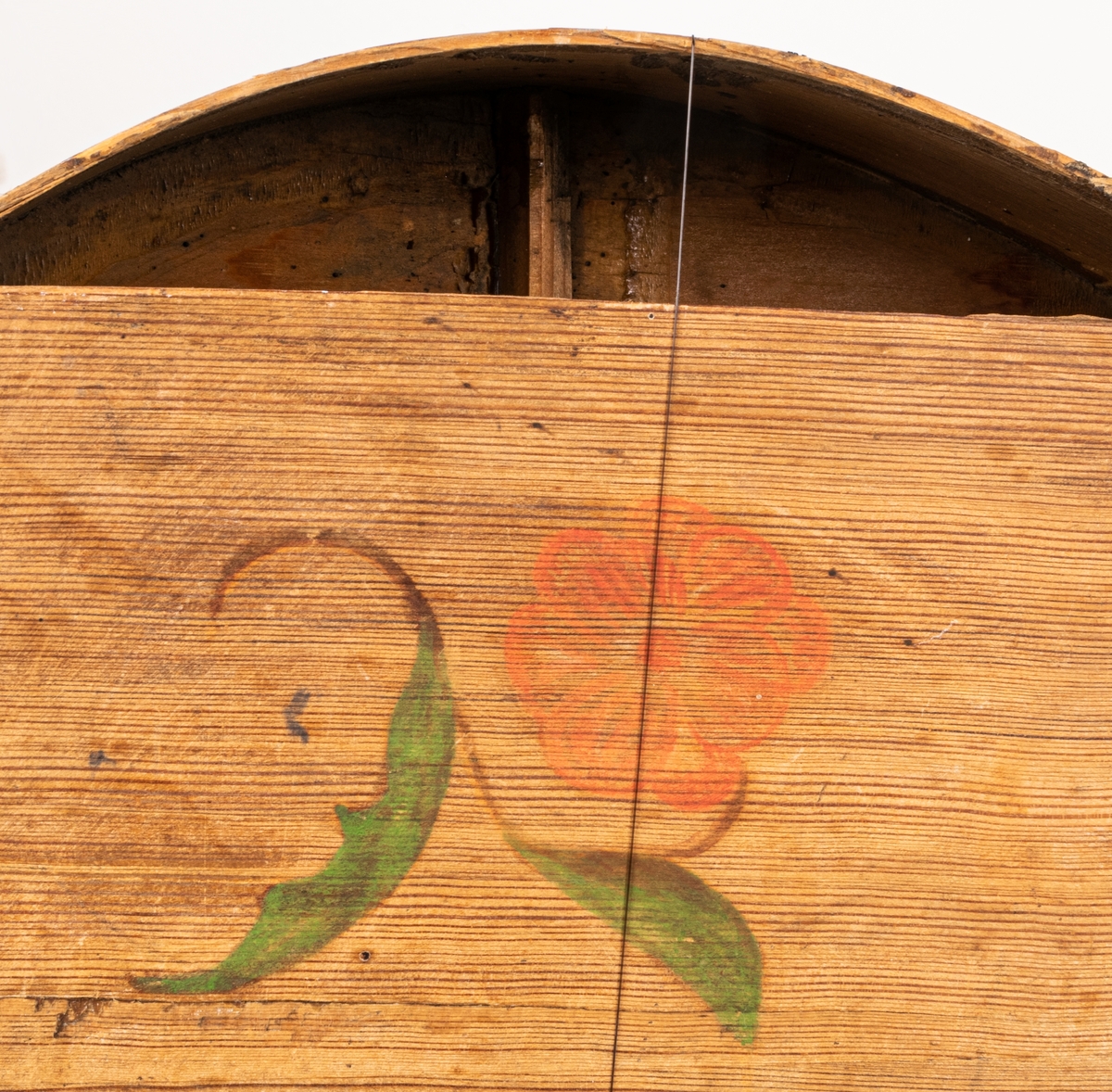 Hummel, stråkcittra, flera strängar saknas. Handtagsänden grön, på ljudlådans baksida är målat en blomma; röd med gröna blad.

På insidan av ljudlådan är klistrad en papperslapp med textning "Torsåker 1700".