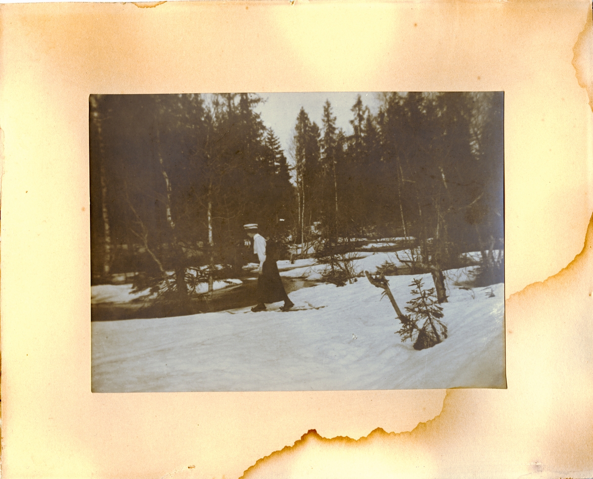 Bildet viser Sigrid Undset på skitur i Nordmarka, sannsynligvis våren 1907. 
