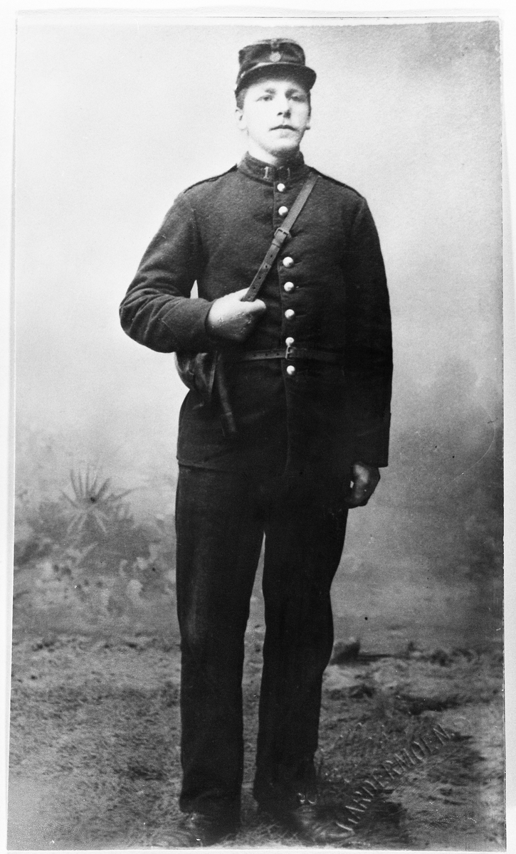 Helfigurs portrett av Johannes Amlie, født 4/9-1881, i militær uniform. Han var kokk på "moen".