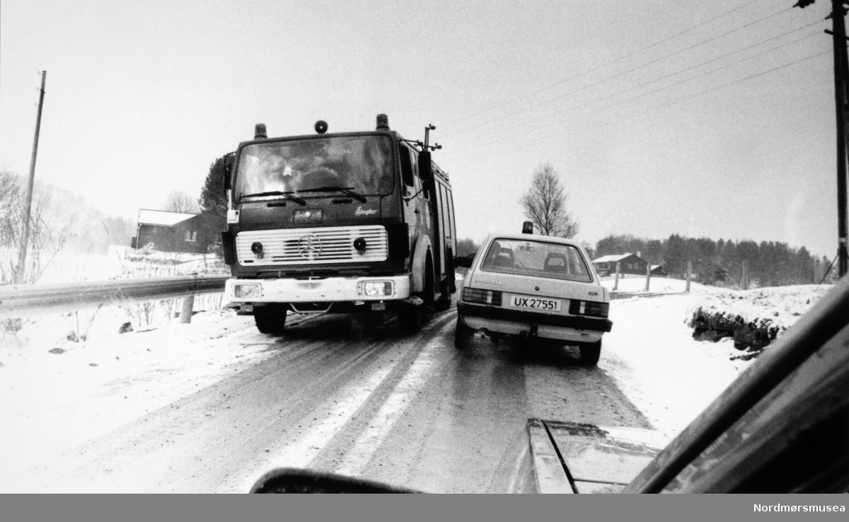 brannbil. Bildet er fra avisa Tidens Krav sitt arkiv i tidsrommet 1970-1994. Nå i Nordmøre museums fotosamling.