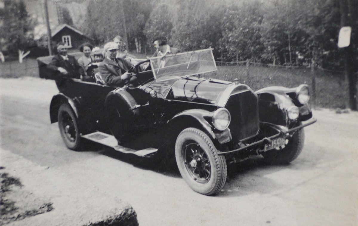 Herbrand Sælebakke med fam. i sin 1921 mod. Pierce Arrow. Bilen kjører på prøvenummer F-15416 (eller 8 som siste siffer).