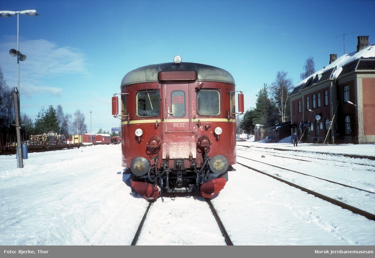 Motorvogn BM 86 22 i tog 384 til Hamar på Elverum stasjon