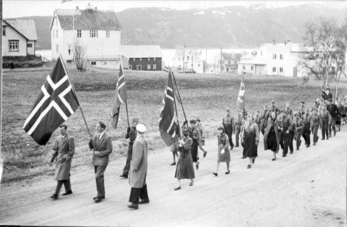 17. maitog på Borkenes i 1957. En speidertropp til høyre.
